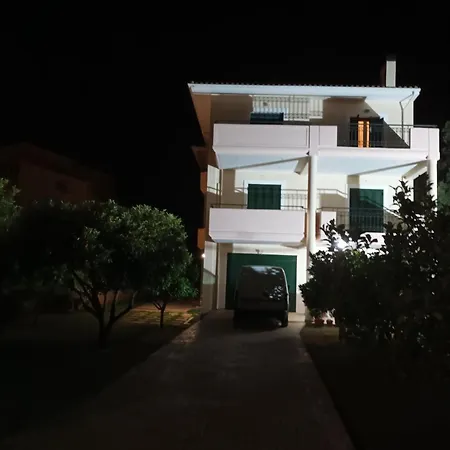 Michael - Private Parking Apartment